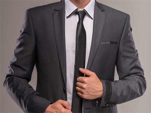 服裝定制的好處有很多,例如可以合身、品質高、有個性化等